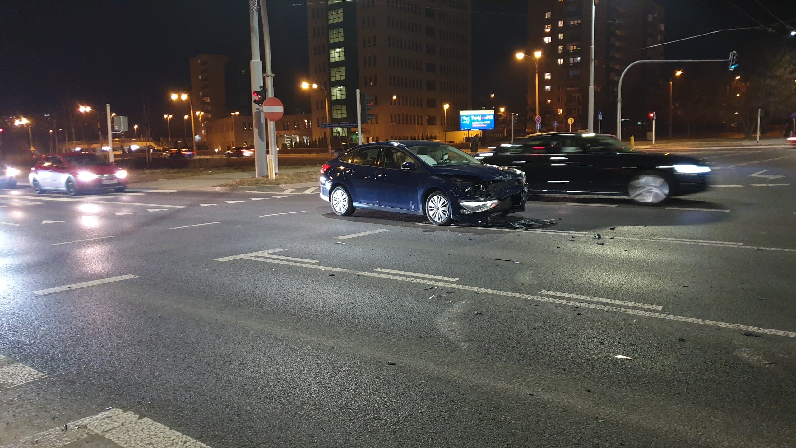 Zderzenie dwóch pojazdów na skrzyżowaniu. Kto zignorował wskazania sygnalizacji świetlej? (zdjęcia)