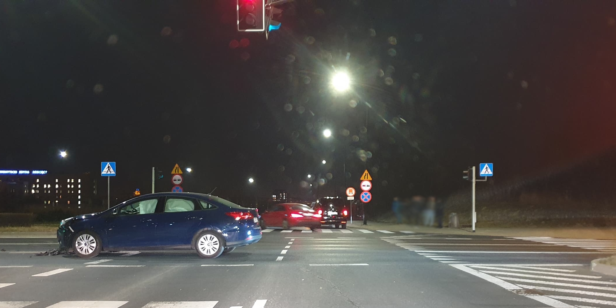 Zderzenie dwóch pojazdów na skrzyżowaniu. Kto zignorował wskazania sygnalizacji świetlej? (zdjęcia)