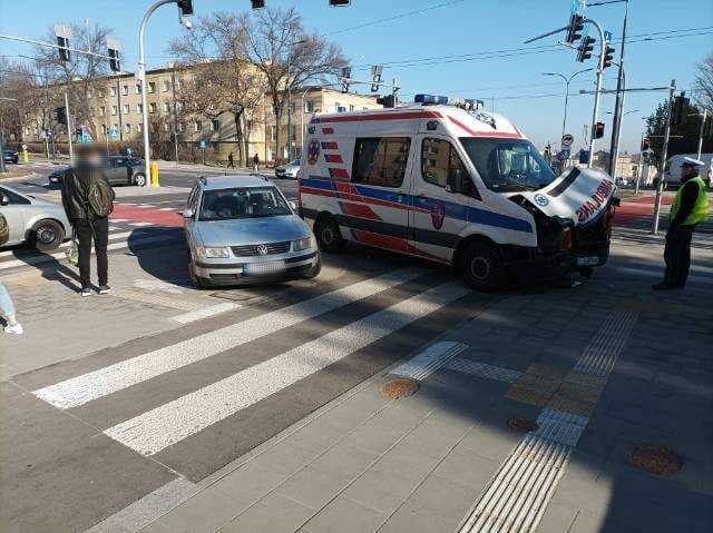 Zderzenie karetki pogotowia z pojazdem osobowym na skrzyżowaniu w Lublinie (zdjęcia)