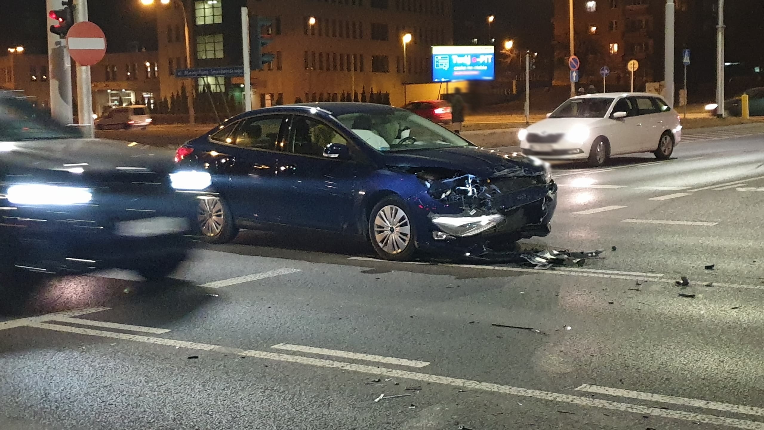 Zderzenie dwóch pojazdów na skrzyżowaniu. Kto zignorował wskazania sygnalizacji świetlej? (zdjęcia)