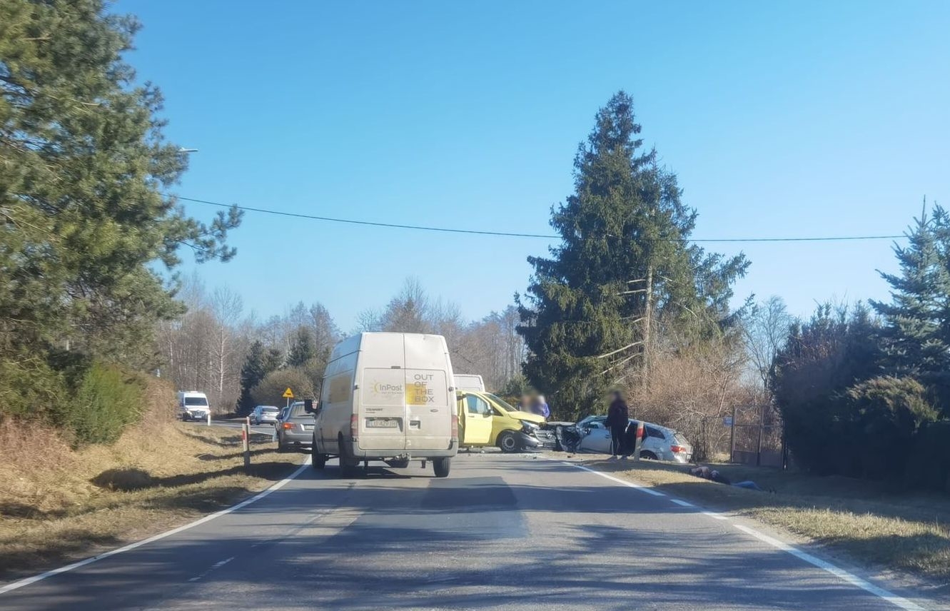 Zderzenie pojazdów na drodze wojewódzkiej. Są spore utrudnienia w ruchu (zdjęcia)