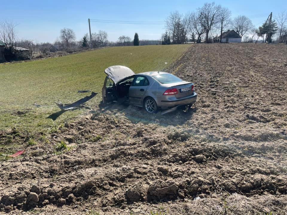 Pojazd osobowy wypadł z drogi i dachował na polu (zdjęcia)
