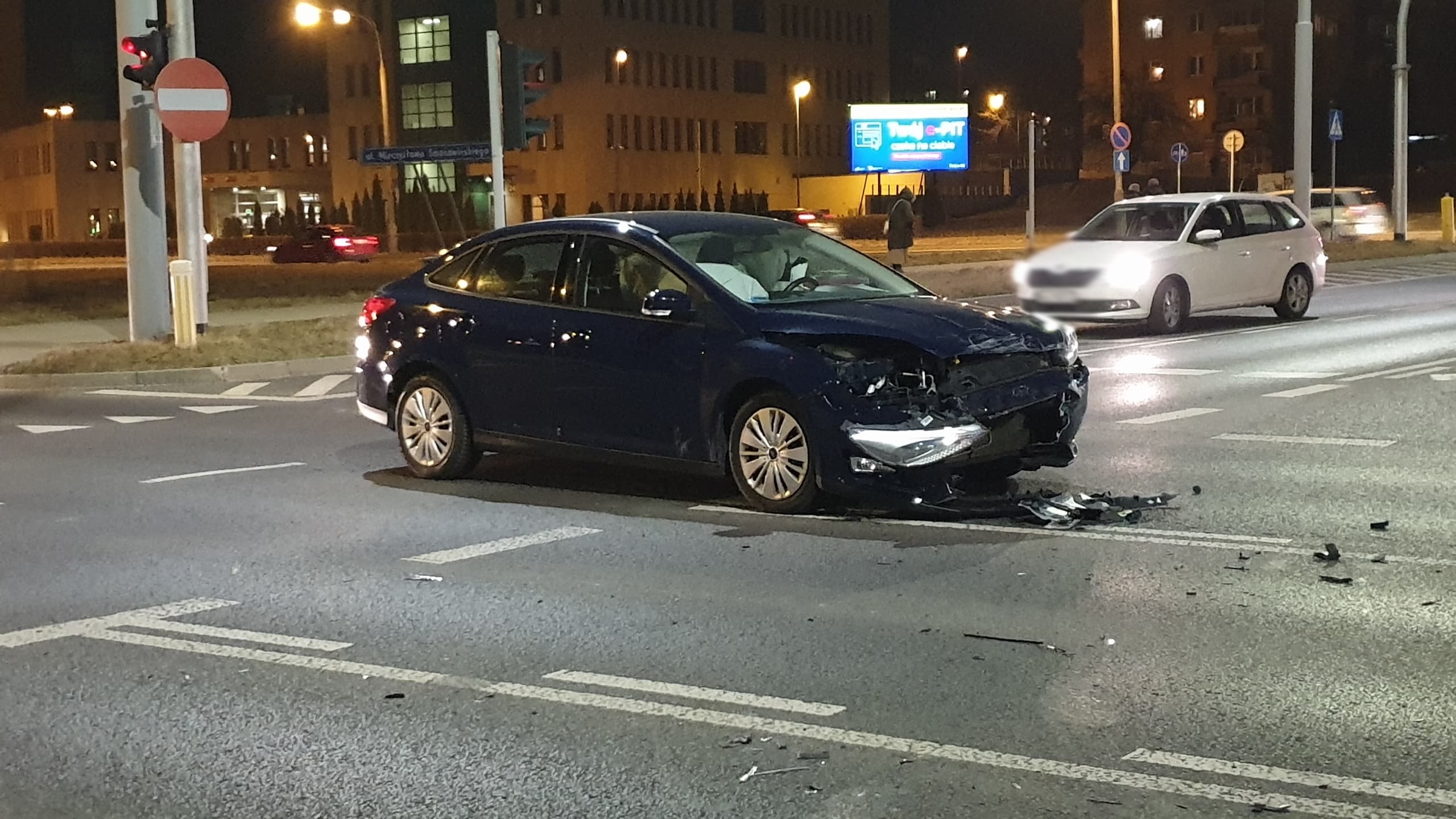 Zderzenie dwóch pojazdów na skrzyżowaniu. Kto zignorował wskazania sygnalizacji świetlej? (zdjęcia)