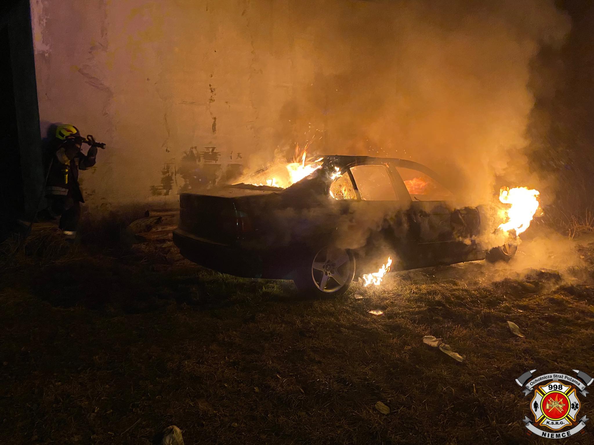 Strażacy walczyli z pożarem BMW. Auto spłonęło (zdjęcia)