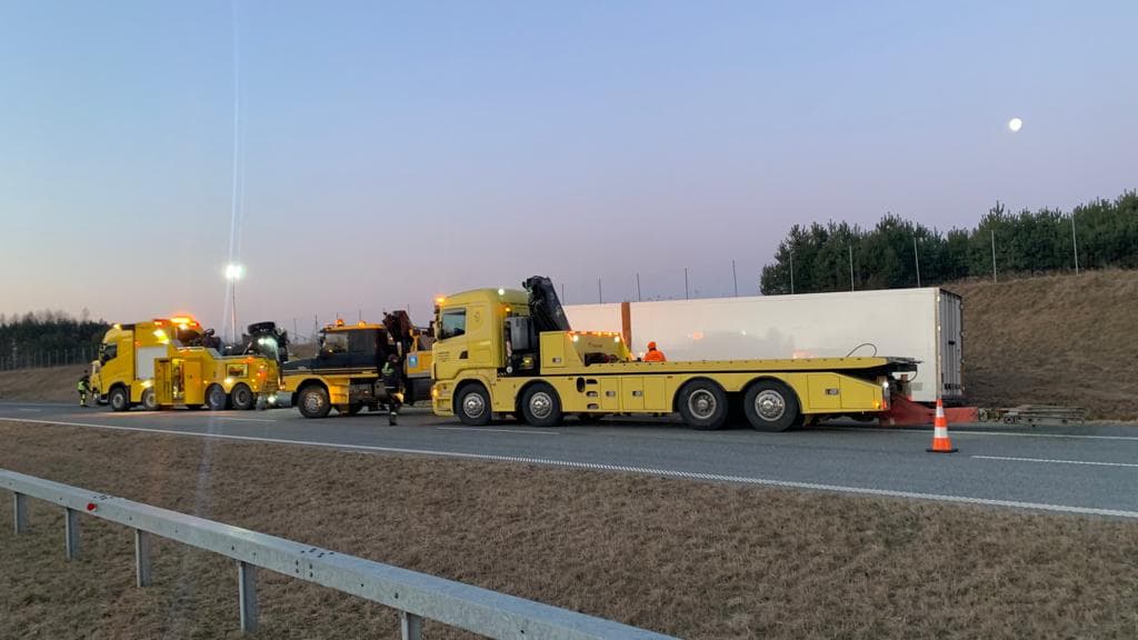 Poranna akcja wyciągania ciężarówki z rowu na drodze S17 (zdjęcia, wideo)