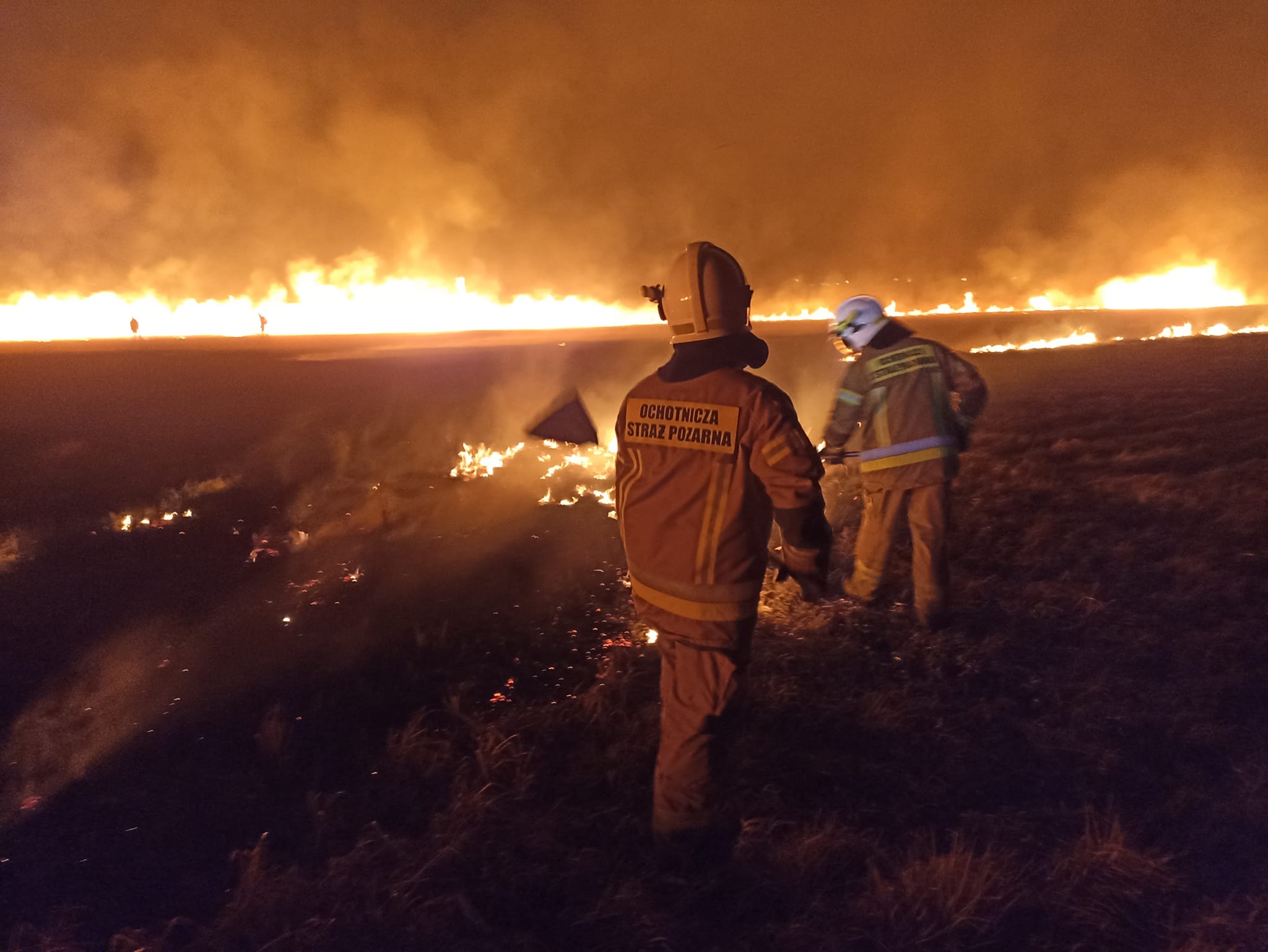 Ogromny, nocy pożar traw w powiecie tomaszowskim. Z ogniem walczyło dziesięć zastępów straży pożarnej (zdjęcia, wideo)
