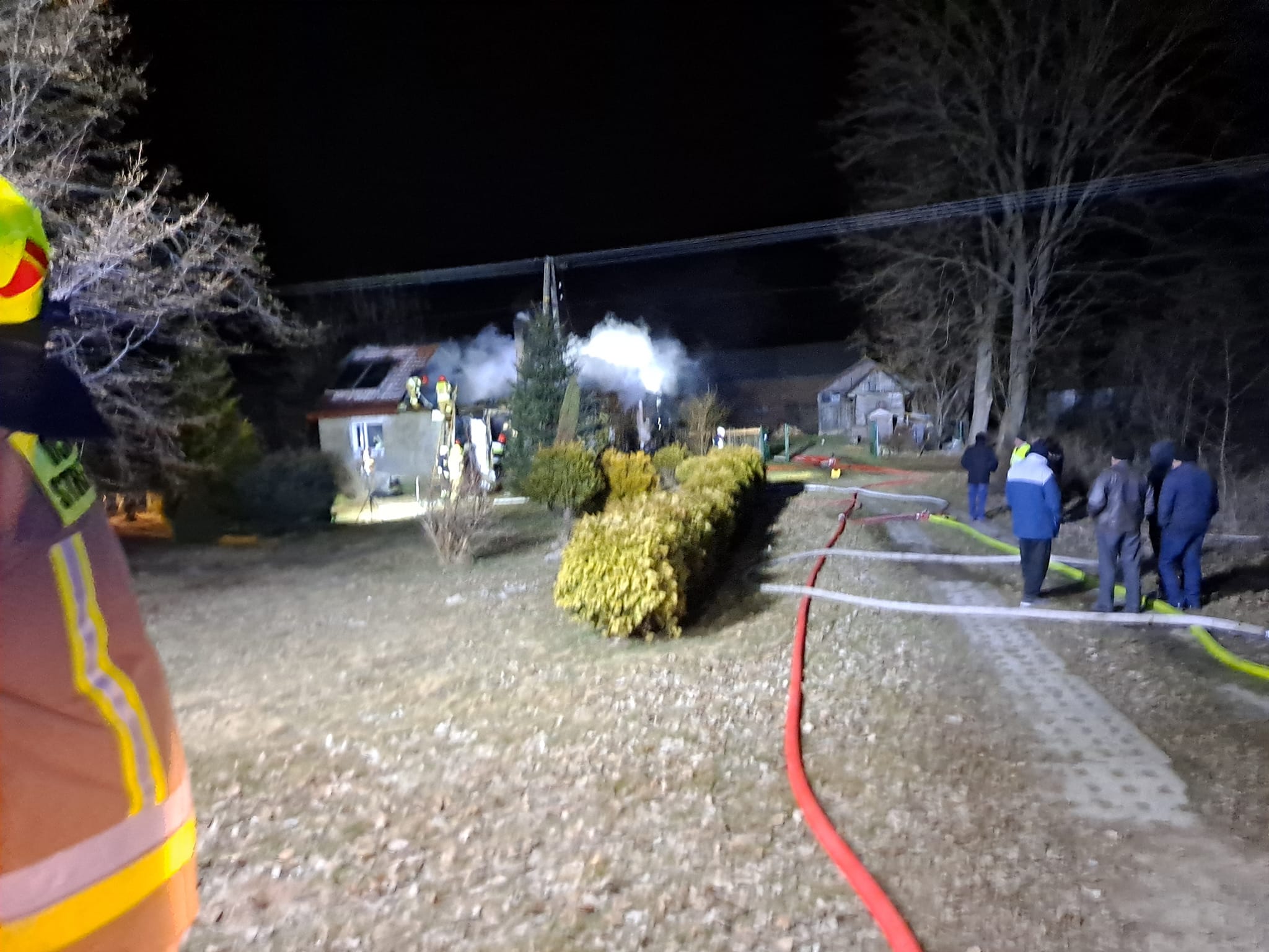 Nocny pożar budynku mieszkalnego. Jedna osoba ciężko ranna, z ogniem walczyło sześć zastępów strażaków (zdjęcia)