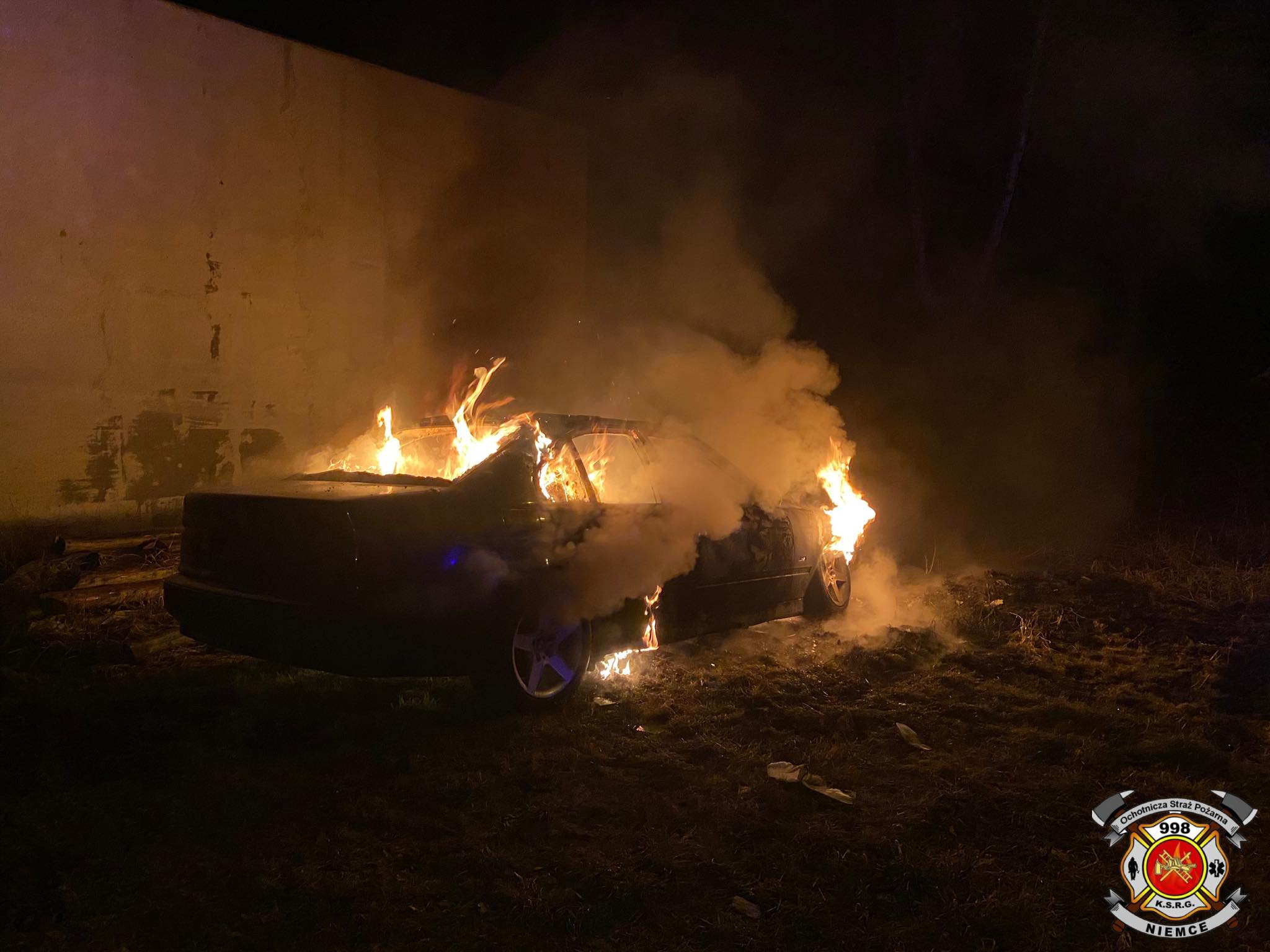 Strażacy walczyli z pożarem BMW. Auto spłonęło (zdjęcia)