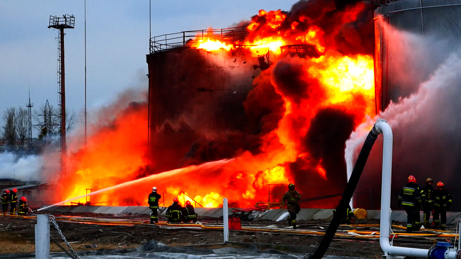 Strażacy ugasili ogromny pożar magazynu paliw po rosyjskim ostrzale we Lwowie (wideo, zdjęcia)