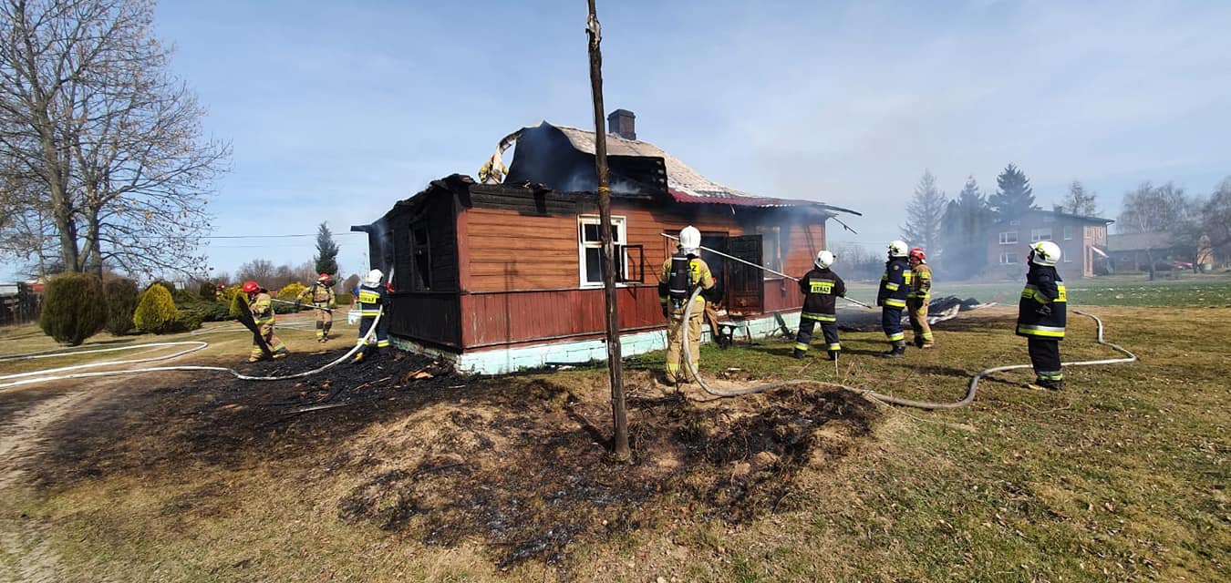 Ogień znacznie uszkodził drewniany budynek mieszkalny. W akcji gaśniczej pięć zastępów strażaków (zdjęcia)