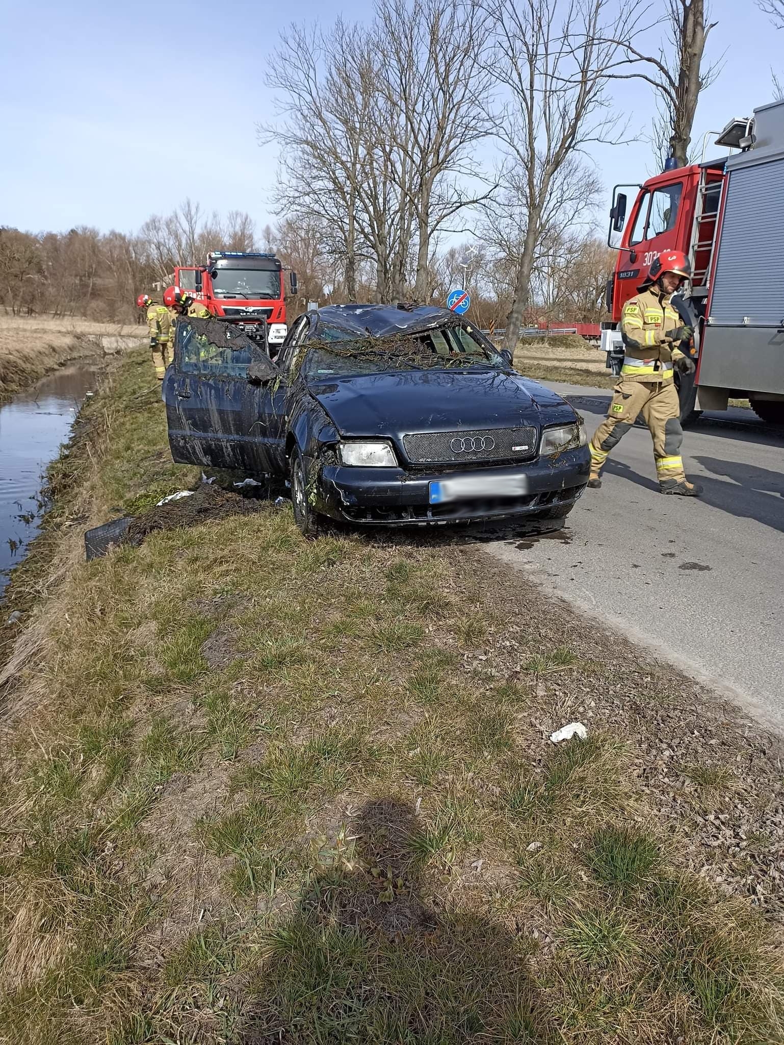 Audi dachowało w rowie melioracyjnym, kierowca porzucił pojazd i oddalił się pieszo (zdjęcia)