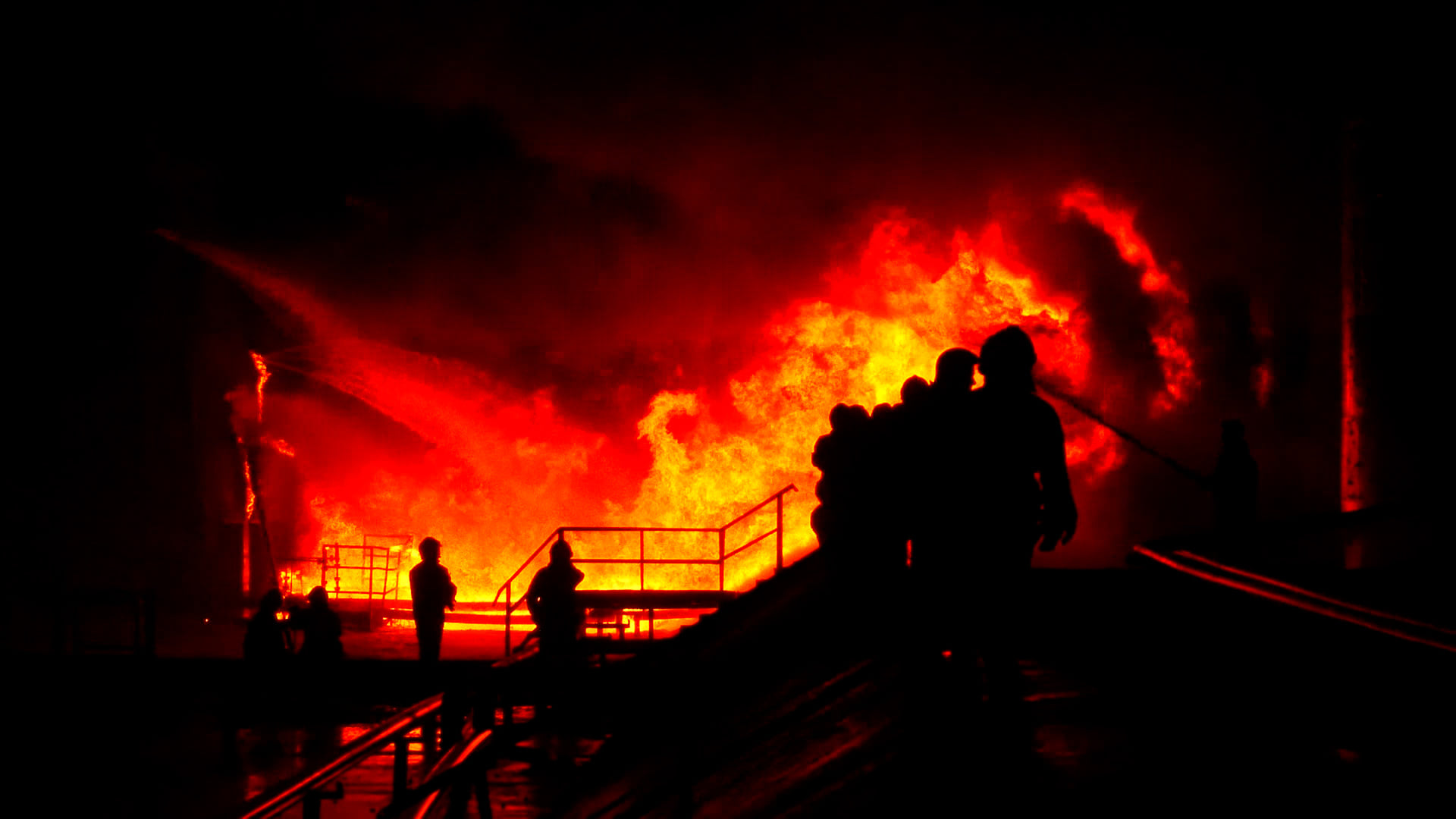 Strażacy ugasili ogromny pożar magazynu paliw po rosyjskim ostrzale we Lwowie (wideo, zdjęcia)