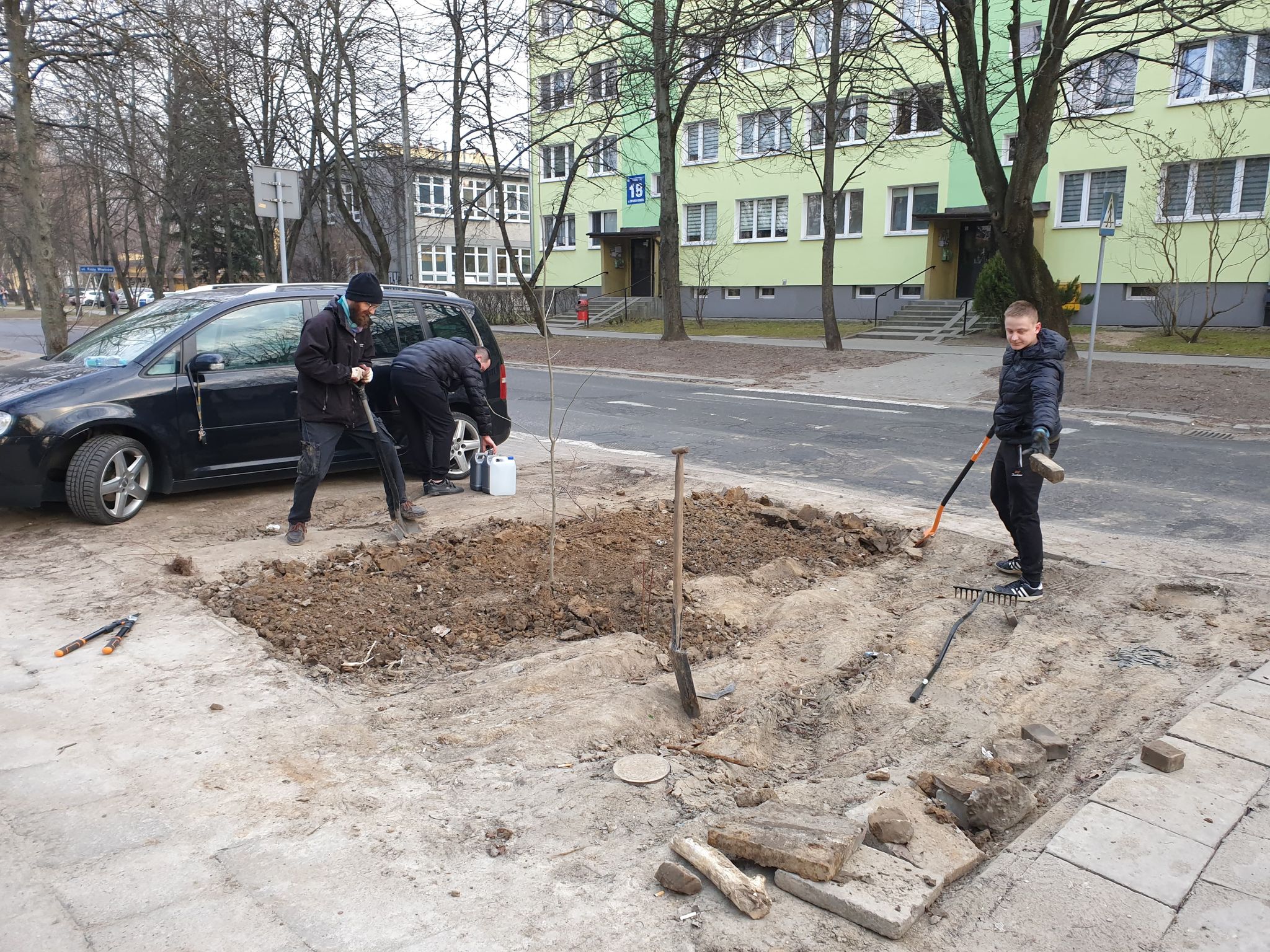 Kolejna „partyzancka” akcja miłośników zieleni w Lublinie. Obsadzili klepisko jesionami i dereniami (zdjęcia, wideo)