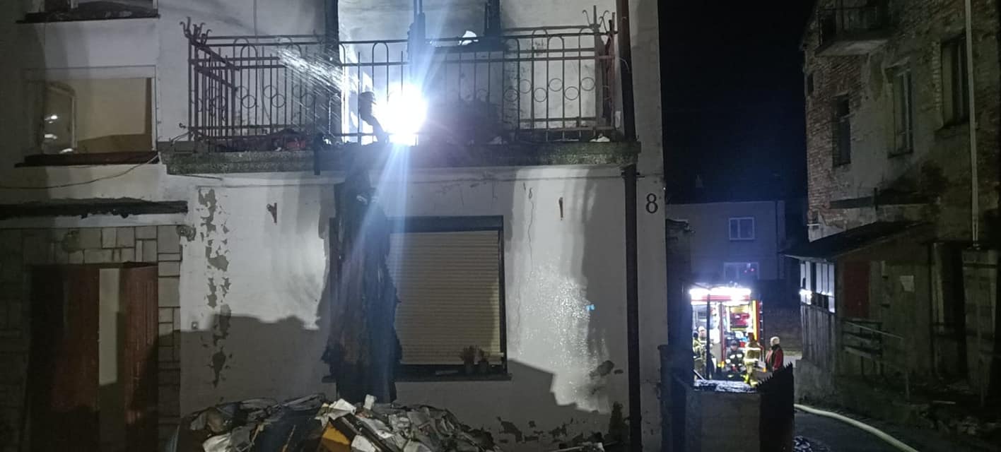 Ogień wydobywał się przez okna i drzwi. Na balkonie kobieta wzywała pomocy (zdjęcia)