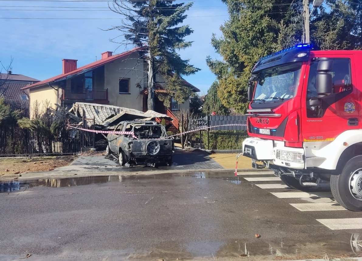 Strażacy walczyli z pożarem dwóch samochodów i drewnianej wiaty (zdjęcia)