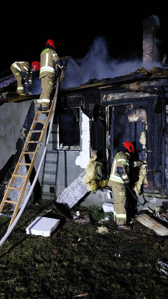 Nocny pożar budynku mieszkalnego. Jedna osoba ciężko ranna, z ogniem walczyło sześć zastępów strażaków (zdjęcia)