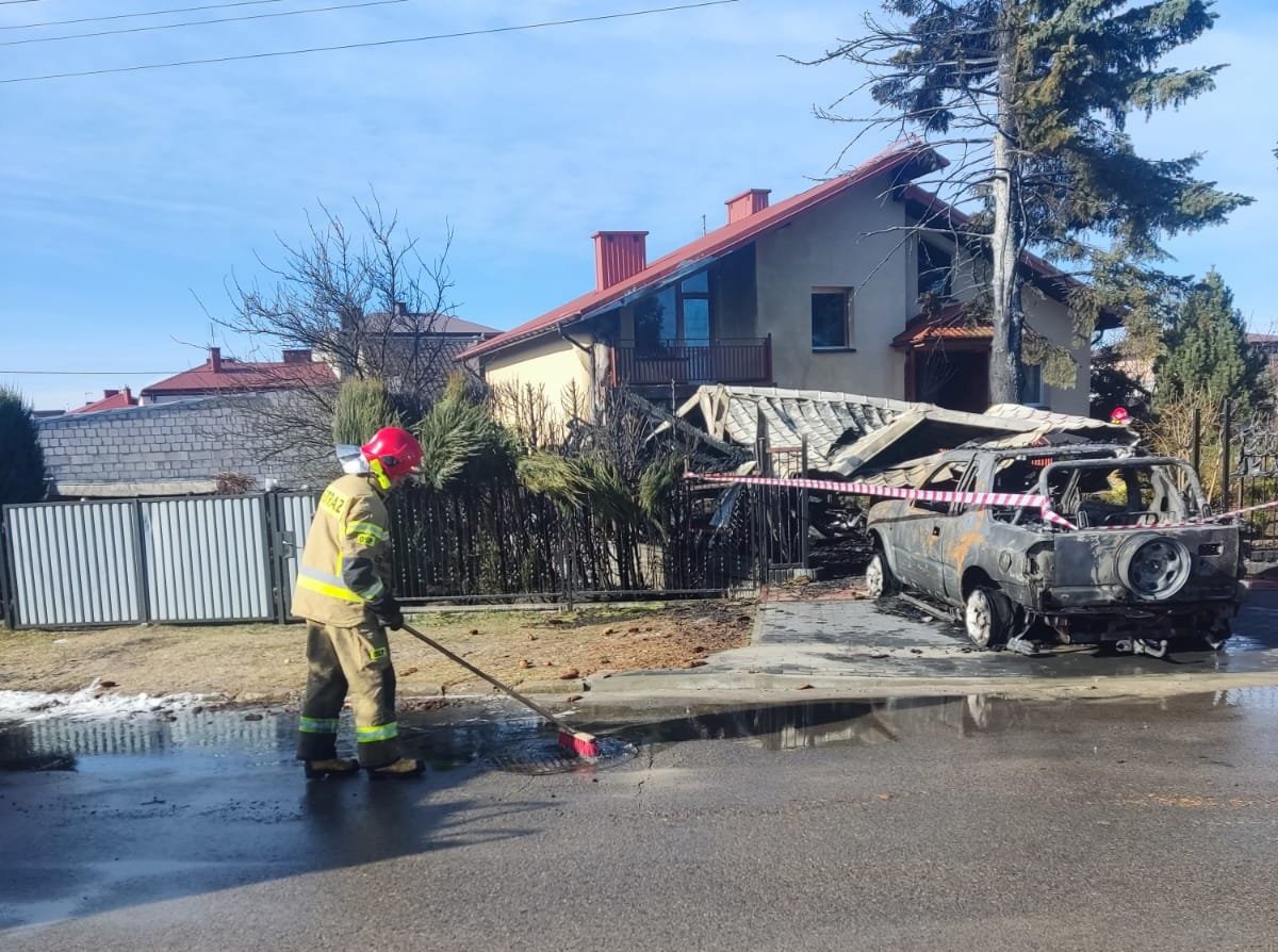 Strażacy walczyli z pożarem dwóch samochodów i drewnianej wiaty (zdjęcia)