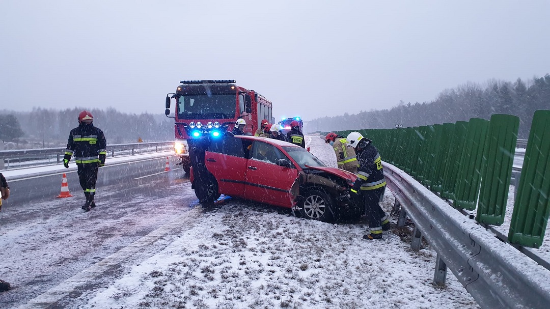 Strażacy z Białej Podlaskiej jechali do Kielc. W trakcie podróży udzielili pomocy kobietom poszkodowanym w zdarzeniu drogowym (zdjęcia)