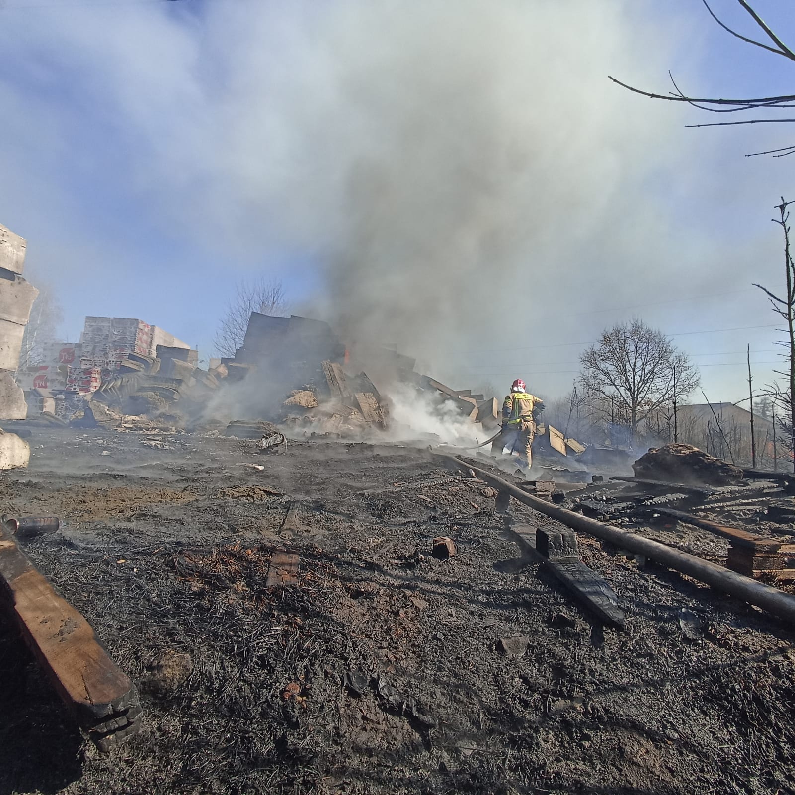 Pożar składu budowalnego pod Chełmem. Akcja gaśnicza trwała prawie 3 godziny (zdjęcia)