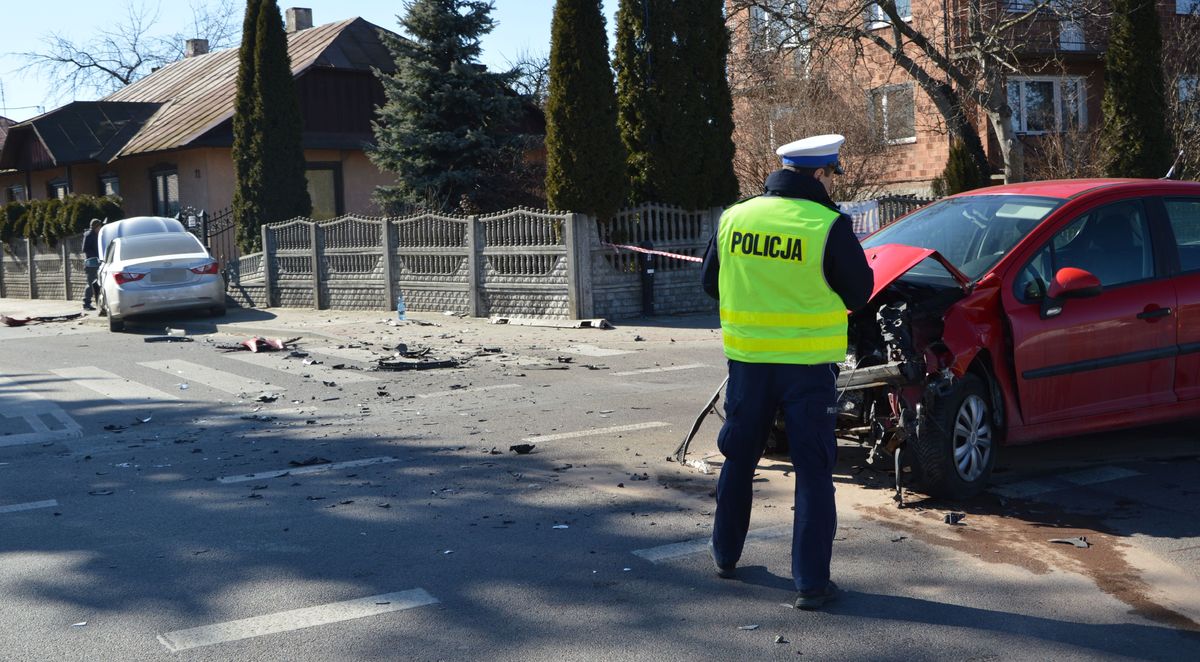 Nie zastosowała się do znaku „STOP”. Cztery osoby, w tym dwoje dzieci, trafiły do szpitala (zdjęcia)