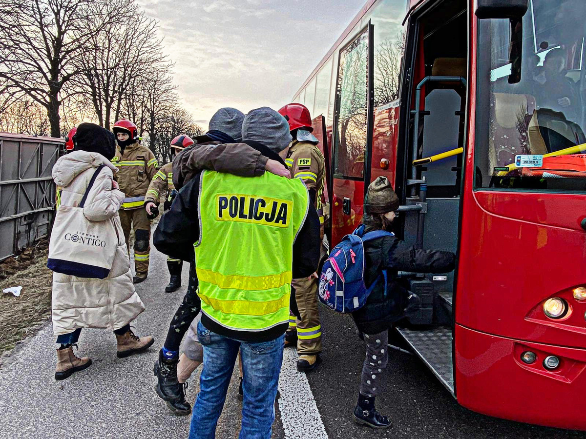 Wypadek autokaru z uchodźcami. Duże utrudnienia w ruchu na drodze krajowej nr 17 (zdjęcia)