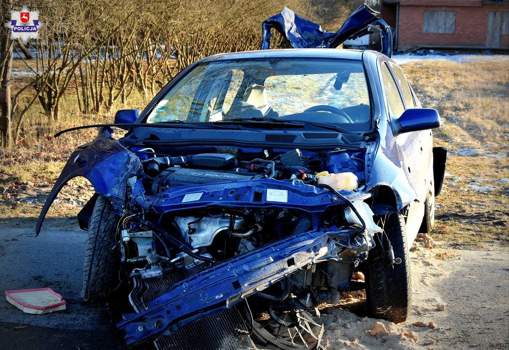 Wpadł w poślizg oplem, zahaczył o hyundaia i uderzył w drzewa. Jedna osoba zginęła na miejscu (zdjęcia)