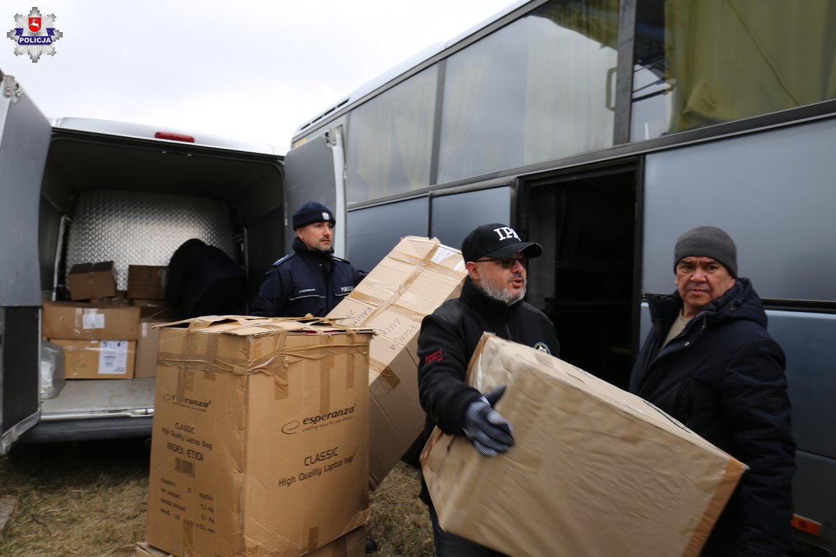 Lubelscy policjanci otrzymali podziękowania za przekazaną pomoc humanitarną na Ukrainę (zdjęcia)