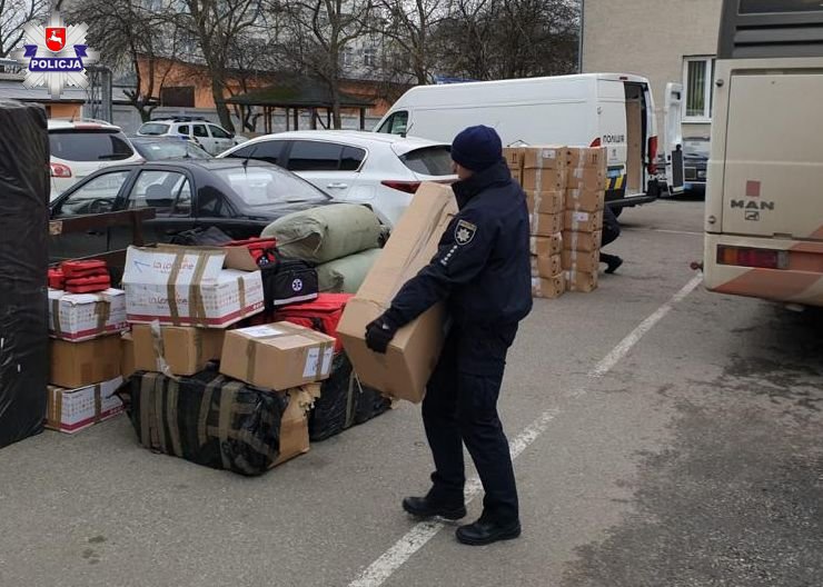 Lubelscy policjanci otrzymali podziękowania za przekazaną pomoc humanitarną na Ukrainę (zdjęcia)