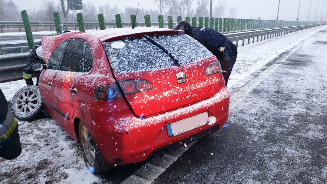 Strażacy z Białej Podlaskiej jechali do Kielc. W trakcie podróży udzielili pomocy kobietom poszkodowanym w zdarzeniu drogowym (zdjęcia)