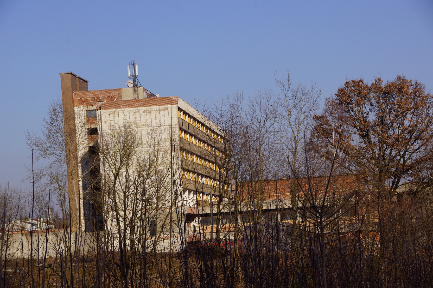 Ma 300 pokoi i od 30 lat stoi pusty. Niedokończony budynek sanatorium zmienia się w hotel (zdjęcia)
