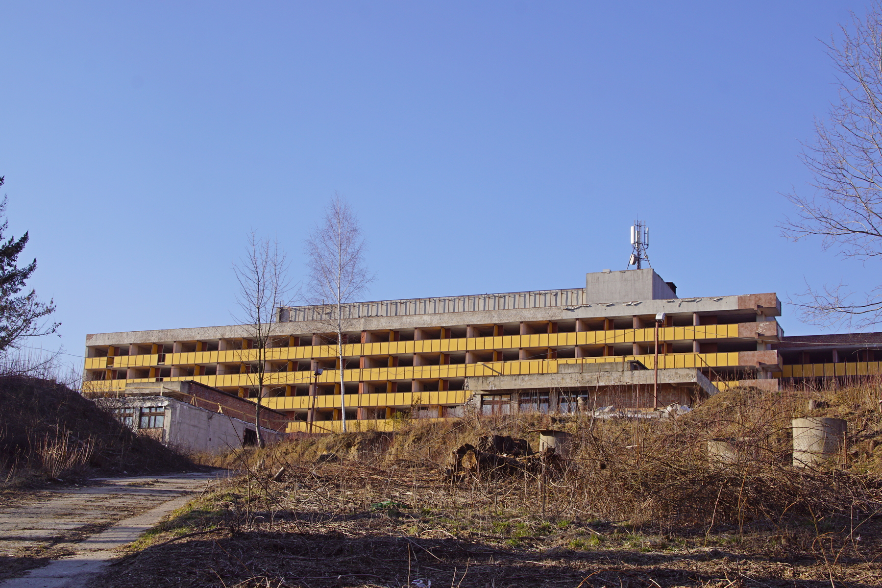 Ma 300 pokoi i od 30 lat stoi pusty. Niedokończony budynek sanatorium zmienia się w hotel (zdjęcia)