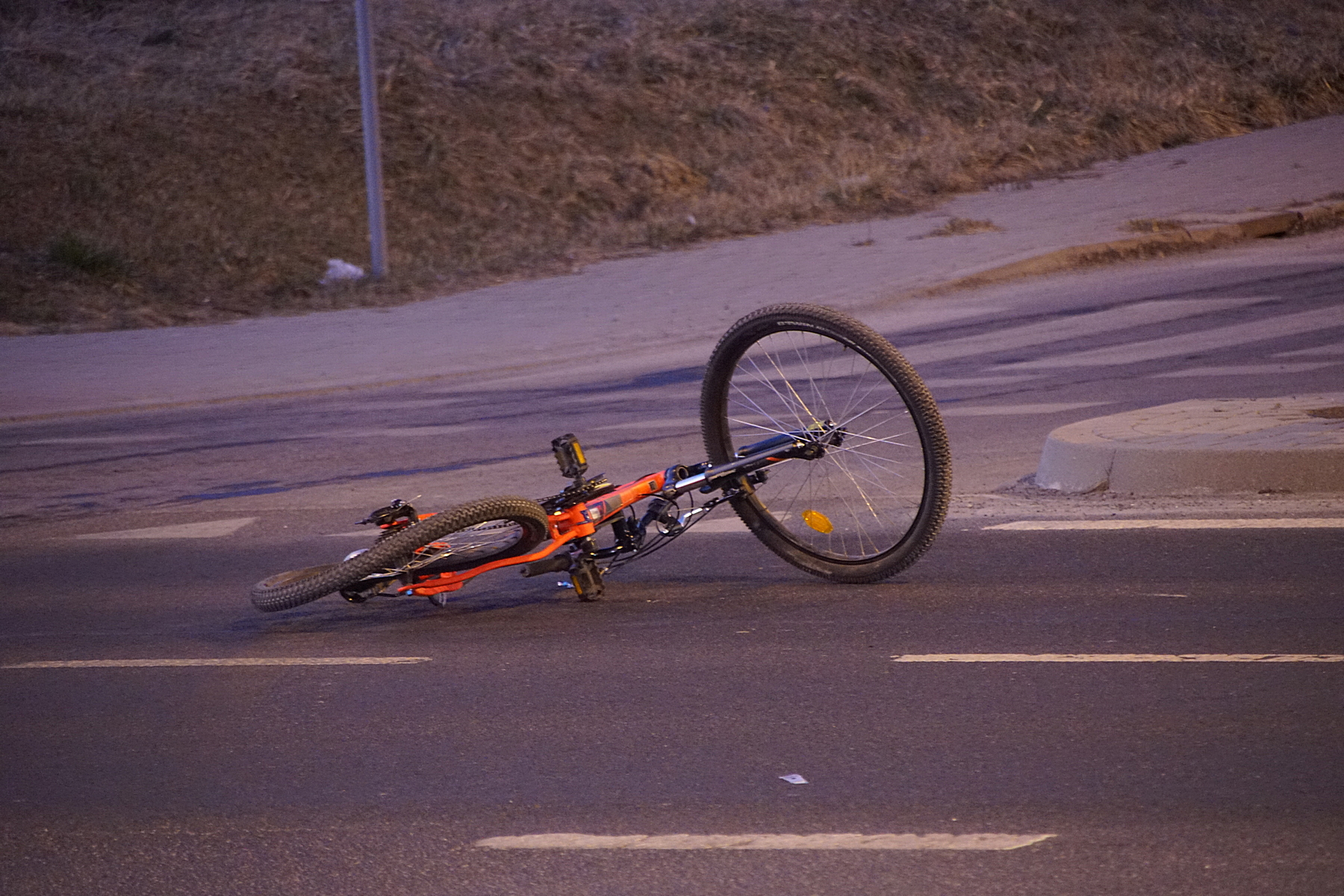 Wjechała na przejście dla pieszych rowerem, po chwili doszło do potrącenia (zdjęcia)