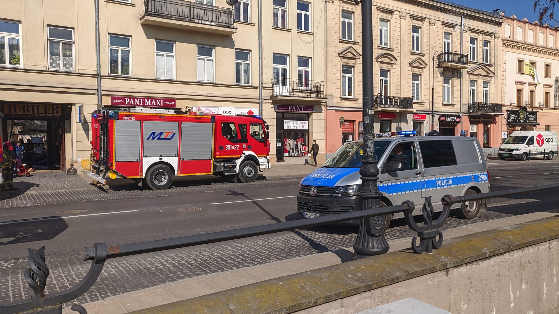 Pożar w lokalu w centrum Lublina. W akcji gaśniczej cztery zastępy strażaków (zdjęcia)