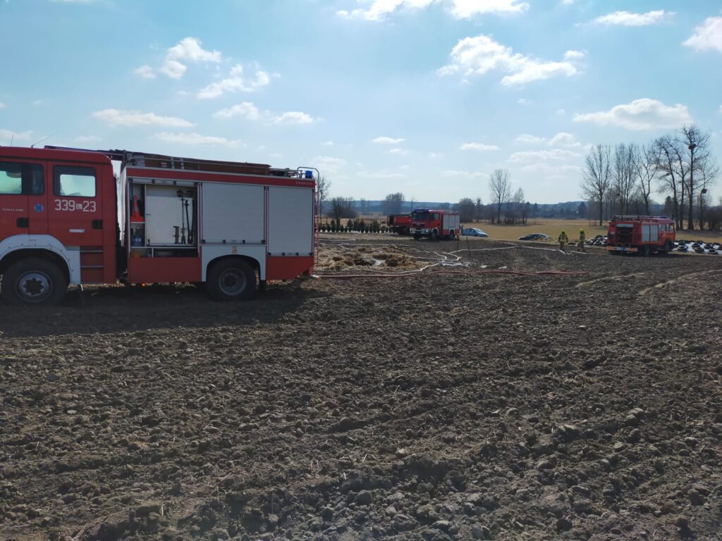 Kilkudziesięciu strażaków walczyło z pożarem balotów słomy (zdjęcia)
