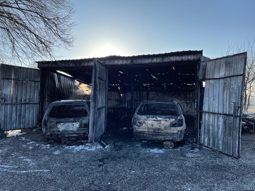 W pożarze garażu spłonęły dwa auta, uszkodzeniu uległa też przyczepa kempingowa (zdjęcia)