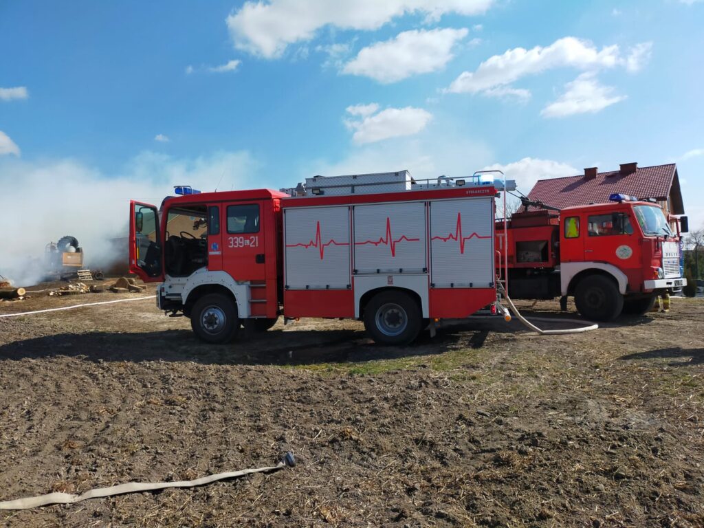 Kilkudziesięciu strażaków walczyło z pożarem balotów słomy (zdjęcia)