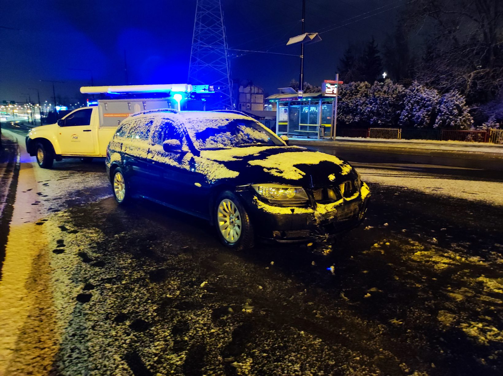 BMW uderzyło w słup latarni. Młody mężczyzna nie zapanował nad pojazdem, będzie go to kosztowało 5 tys. zł (zdjęcia)