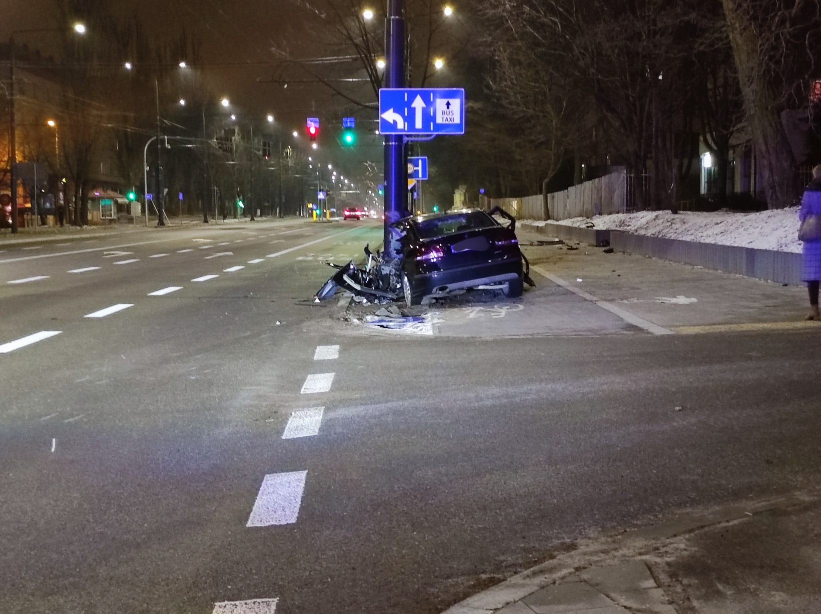 Kierowca przesadził z prędkością. Saab wbił się w słup (zdjęcia)