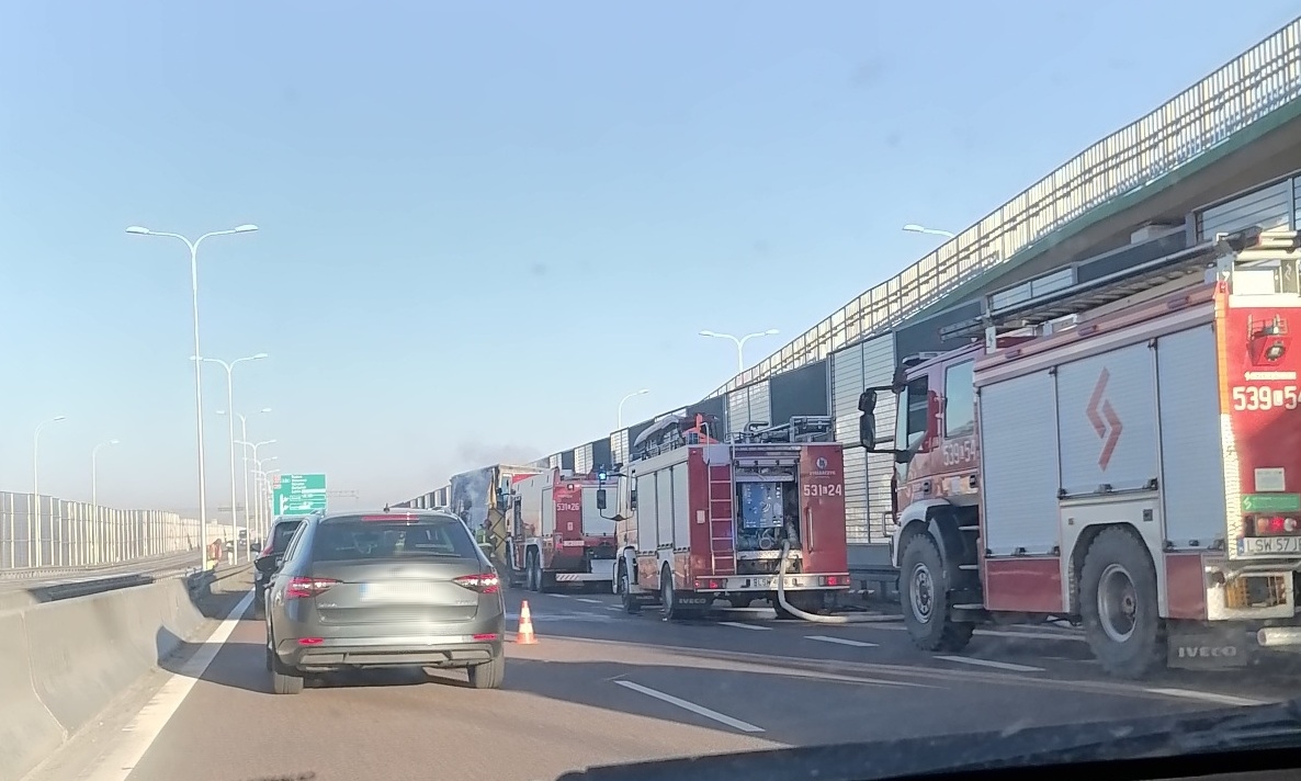 Utrudnienia w ruchu na drodze S12 po pożarze ciężarówki (zdjęcia)