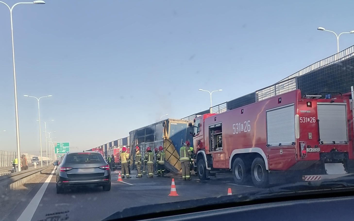 Utrudnienia w ruchu na drodze S12 po pożarze ciężarówki (zdjęcia)