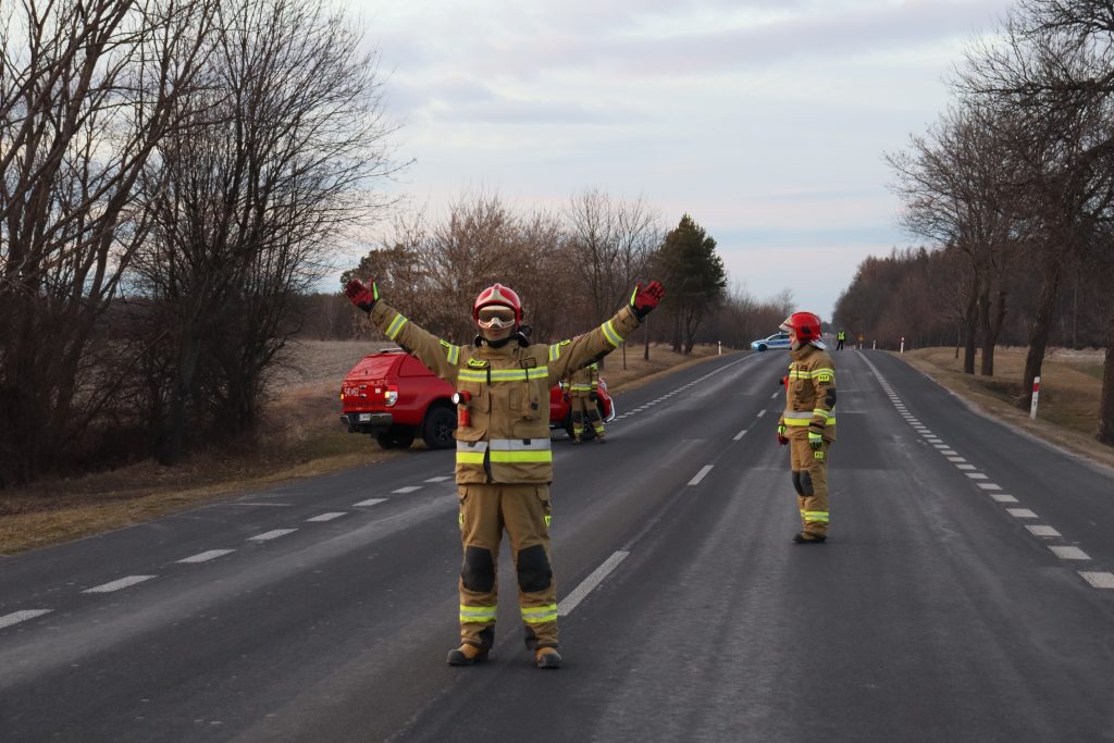 Chore dzieci z Ukrainy przetransportowano śmigłowcem MI-17. Maszyna lądowała na drodze krajowej nr 17 (wideo, zdjęcia)