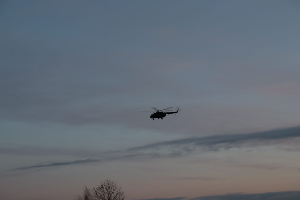 Chore dzieci z Ukrainy przetransportowano śmigłowcem MI-17. Maszyna lądowała na drodze krajowej nr 17 (wideo, zdjęcia)