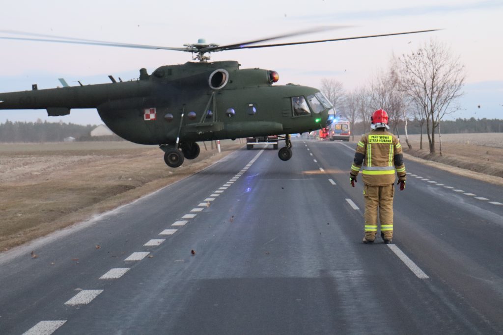 Chore dzieci z Ukrainy przetransportowano śmigłowcem MI-17. Maszyna lądowała na drodze krajowej nr 17 (wideo, zdjęcia)