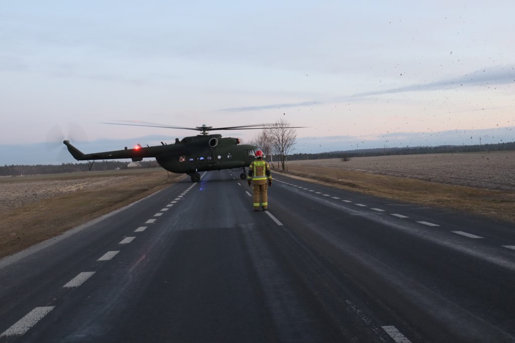 Chore dzieci z Ukrainy przetransportowano śmigłowcem MI-17. Maszyna lądowała na drodze krajowej nr 17 (wideo, zdjęcia)