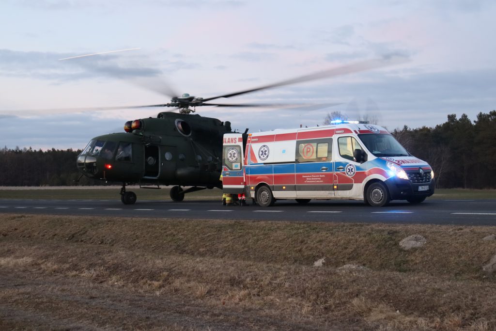 Chore dzieci z Ukrainy przetransportowano śmigłowcem MI-17. Maszyna lądowała na drodze krajowej nr 17 (wideo, zdjęcia)