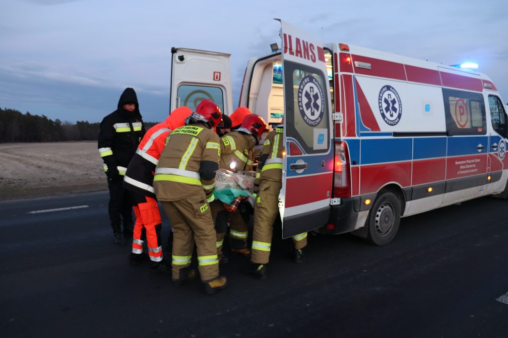 Chore dzieci z Ukrainy przetransportowano śmigłowcem MI-17. Maszyna lądowała na drodze krajowej nr 17 (wideo, zdjęcia)