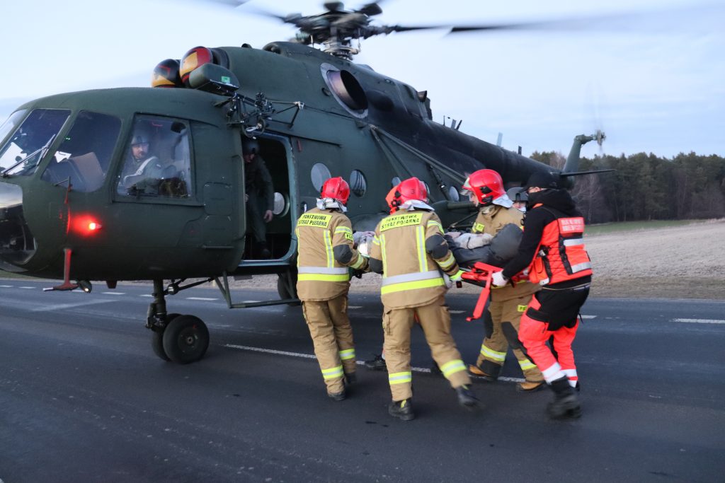 Chore dzieci z Ukrainy przetransportowano śmigłowcem MI-17. Maszyna lądowała na drodze krajowej nr 17 (wideo, zdjęcia)