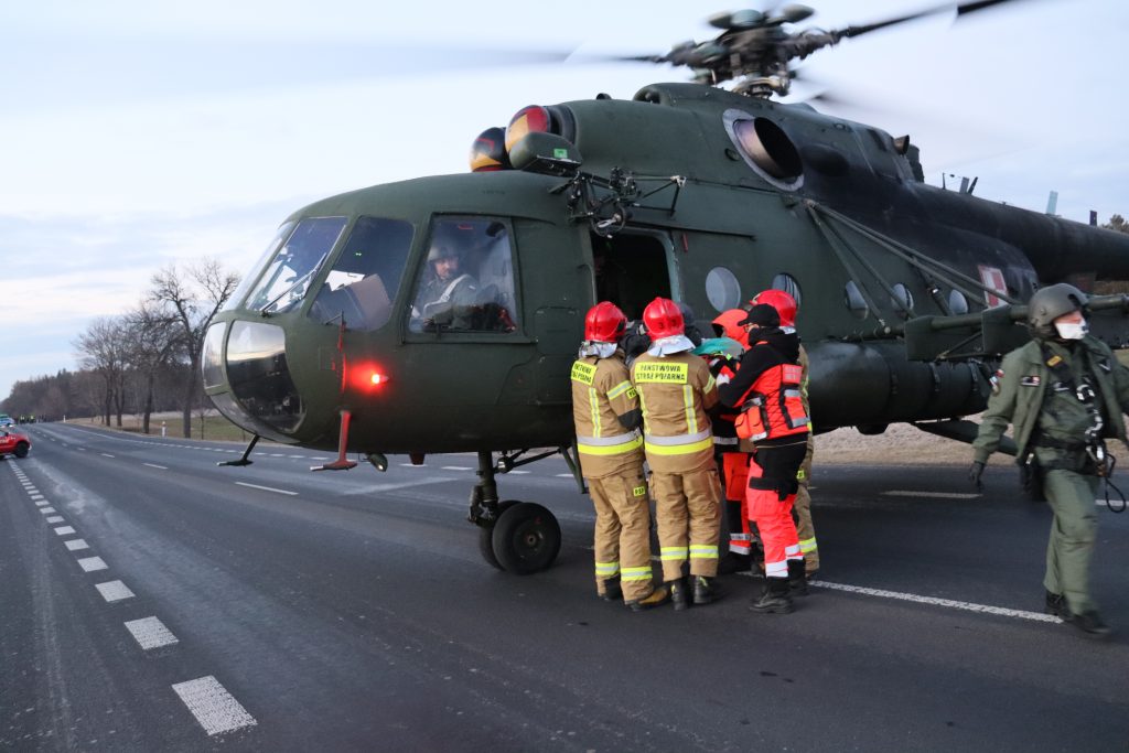 Chore dzieci z Ukrainy przetransportowano śmigłowcem MI-17. Maszyna lądowała na drodze krajowej nr 17 (wideo, zdjęcia)