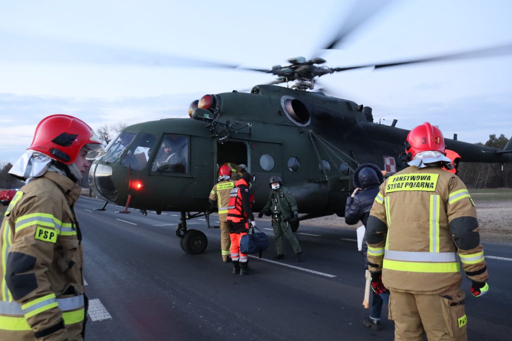 Chore dzieci z Ukrainy przetransportowano śmigłowcem MI-17. Maszyna lądowała na drodze krajowej nr 17 (wideo, zdjęcia)