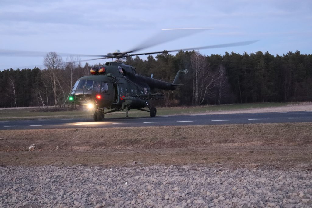 Chore dzieci z Ukrainy przetransportowano śmigłowcem MI-17. Maszyna lądowała na drodze krajowej nr 17 (wideo, zdjęcia)